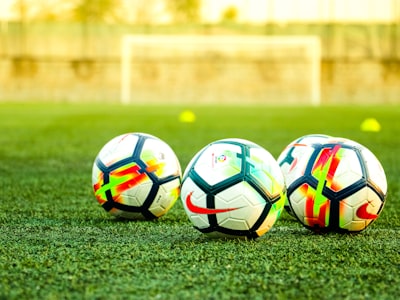 篮球伤病新闻图片 - 队医检查球员