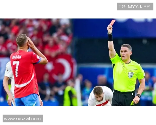 国王杯激战曼联与拜仁平局争议判罚引发全场热议与不满